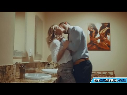 ❤️ Ketika seorang pirang berdada menggoda Anda di toilet umum Video anal di id.hentaibar-com.ru